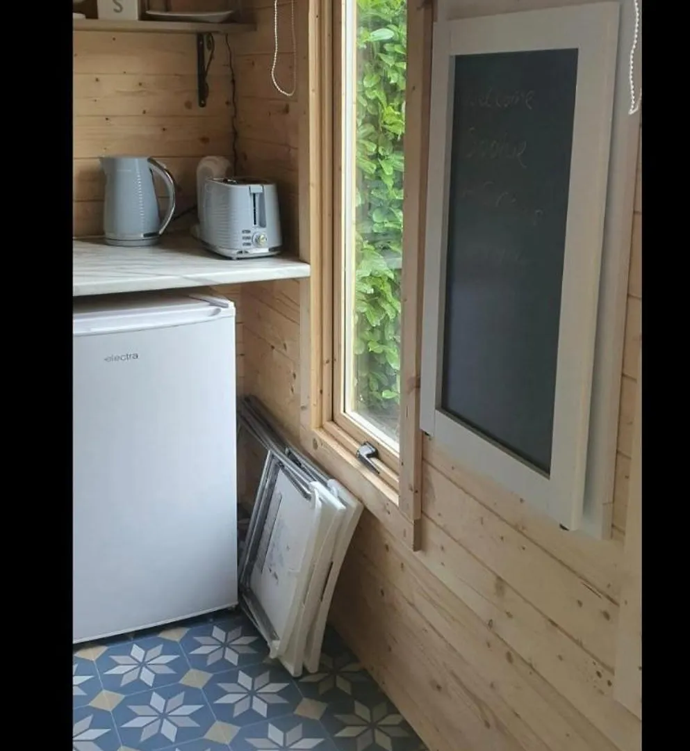 Super Cosy, Self-Contained Cabin Private Ensuite Cardiff