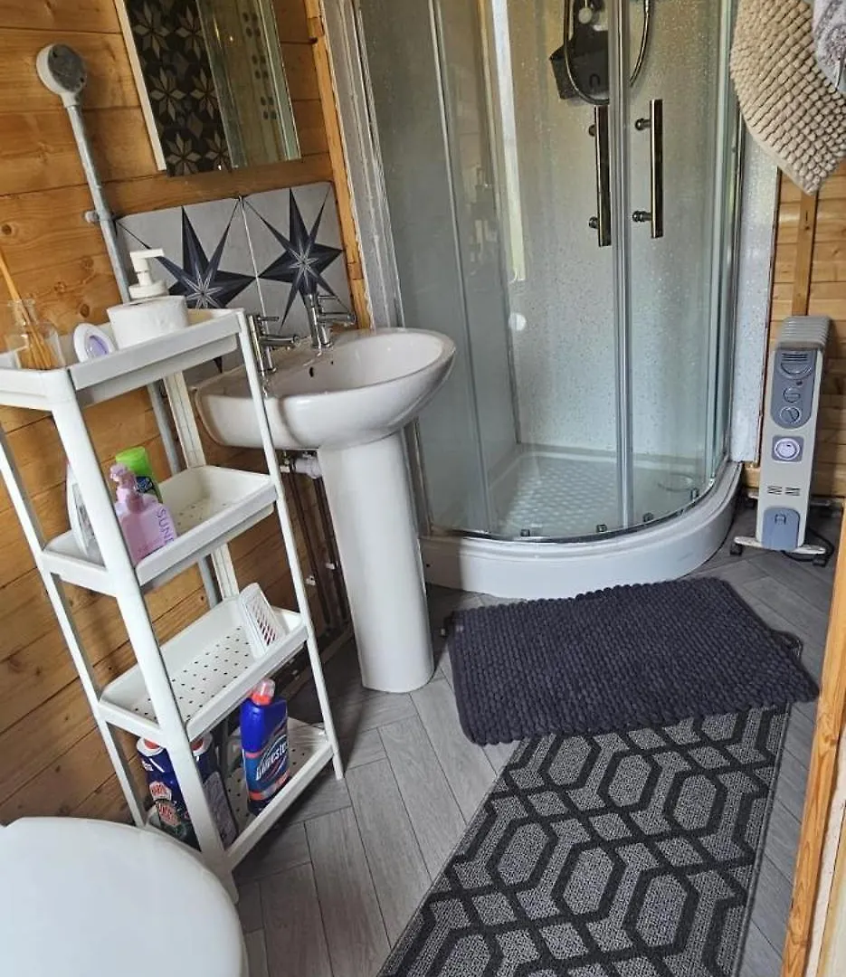 샬레 Super Cosy, Self-Contained Cabin Private Ensuite 카디프